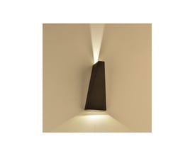 V-TAC 6W LED udendørs væglampe i sort, monteret på en lys væg, der udsender lys opad og nedad.