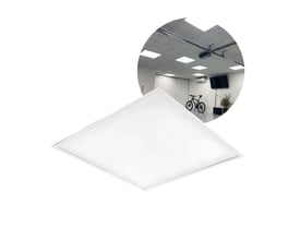 Slankt hvidt Kobi NIRA SLIM LED-panel 60 × 60 med jævn lysflade; øverst ses paneler monteret i loft.
