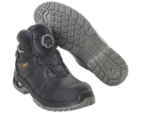 Mascot sikkerhedsstøvle i sort læder med Boa lukkesystem og grå ydersål, vist fra siden med sålen synlig.