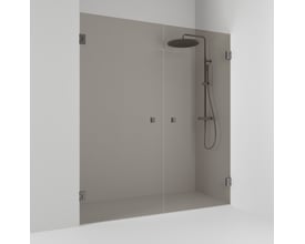 Svedbergs 180° dobbelt bruseniche på 176,5 x 200 cm med bronzefarvede glas og sorte beslag, set skråt forfra.