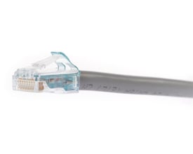 CommScope SYSTIMAX 360 GigaSPEED X10D Kategori 6A patchkabel med mørkegrå LSZH-kappe og klar RJ45-stik. Produktets mærkning er synlig på kablet.