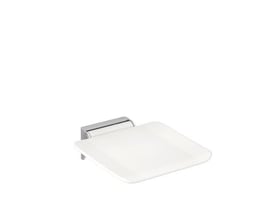 HEWI System 900 klapsæde i signalhvid med siddeflade på 350 x 340 mm, set skråt forfra med vægbeslag.