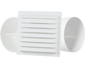 Nærbillede af Fresh Ydervægskit YVG, hvor murristen og udvendige rør er monteret på indvendige rør, alt i hvid plast.