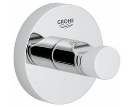 Nærbillede af en Grohe Essentials håndklædekrog i skinnende krom med Grohe logoet synligt på en mat baggrund.