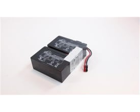 Eaton Easy Battery+ EB008SP batteripakke med to sorte batterier og røde og sorte ledninger, 24 V og 2 x 12 V / 9 Ah.