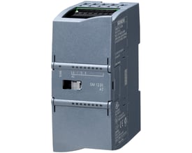 Siemens S7-1200 analog input SM 1231 TC med 8 AI termoelementer i grå plast, set fra siden med tydelig mærkning.