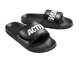 Et par sorte Activewear-badesandaler i gummi, str. 42/43, med brede remme og synligt logo, set skråt fra oven.