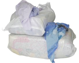 To affaldssække med kulørte linnedklude af ren bomuld i varierende farver og mønstre, 10 kg i alt.