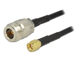 Delock sort LMR195-antennekabel med RP-SMA-hanstik og N-hunstik, vist med begge stikender synlige.
