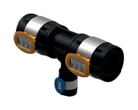 Geberit FlowFit T-stykke i sort PPSU med orange og blå detaljer, dimensioner 75x32x75mm, viser klik-system.
