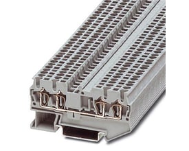 Nærbillede af grå Phoenix Contact ST 1,5-QUATTRO gennemgangsklemme, der viser fjedermekanismen og de fire tilslutningspunkter.