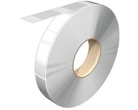 Weidmüller kabelsystem med hvide kabelmærker af vinylfilm på en rulle, hvor en strimmel er trukket ud.