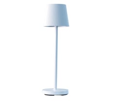 Lumenlight Lucca batteri bordlampe i hvid aluminium med ribbet skærm, isoleret på hvid baggrund.