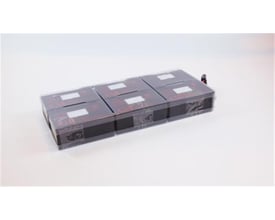 Eaton Easy Battery+ EB001SP-batteripakke til UPS med mørke batteriblokke samlet i en række, set skråt forfra.