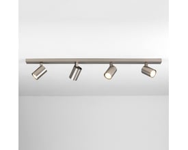 Astro Ascoli Four Bar loftlampe monteret i et hvidt loft med fire spots i mat krom, 90 cm bred.