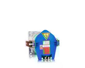 Blåt CEE vægudtag med 160A, 6h, IP67 og 3P+PE, med en gul advarselstrekant med lyn og mærkat med tekniske specifikationer.