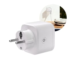 Hvidt Sonoff iPlug Gen2 smartstik med Matter over WiFi og 16 A, vist i brug ved en bordplade.