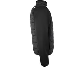 Lyngsøe Rainwear-hybridjakke i sort og størrelse 2XL set fra siden, hvor det strukturerede ærme ses tydeligt.