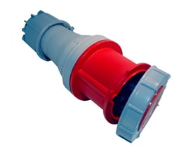 PC Electric CEE forlængerled, 63A, 5P, 400V i rød og grå med IP44 kapsling på hvid baggrund.