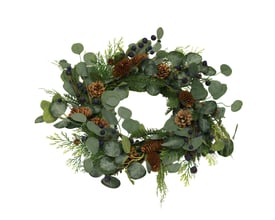 Nordic Winter blåbærkrans, 50 cm i diameter, med grønne blade, grankogler og blåbær på hvid baggrund.