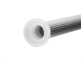 HeFe badeforhængsstang, 60-90 cm, med mat krom finish, viser den hvide gummikappe i den udvidede ende.