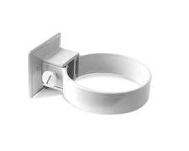 Plastmo rørholder til Ø75 mm rør i hvid plast, med justeringsskrue og beslag til vægmontering.