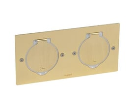 Firkantet gulvstik fra Legrand i messing med børstet stål coating, med plads til to gange to moduler.