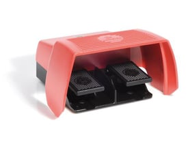 Bernstein fodkontakt F2-U2Z/U2Z NA2 UN med to pedaler og et integreret nødstop, set skråt forfra på hvid baggrund.