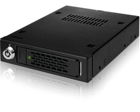 Sort ICY DOCK MB991SK-B internt kabinet til én 2,5-tommers SSD eller SATA-harddisk, set skråt forfra.