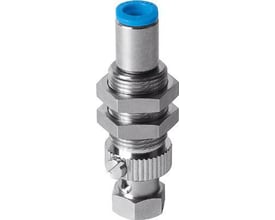 Festo ESH-HC-3-QS holder med højdekompensator, vakuumtilslutning i toppen og kompensator sikret med to sekskantmøtrikker.