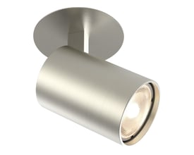 Astro Lighting Ascoli indbygningsspot i mat aluminium, vist skråt med rund loftsring og kipbart cylindrisk lampehoved.
