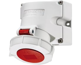 Mennekes CEE-vægudtag med 5 poler, 16 A, 400 V og IP67, hvidt hus og rødt, rundt udtag set skråt forfra.