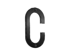 Smedbo husbogstav C i sort smedejern, vist frontalt med skruehuller og dekorative kanter.