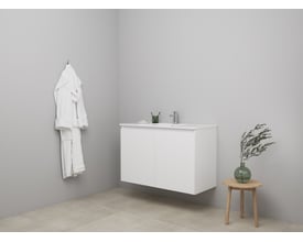 Sanibell Online møbelsæt 101x46 cm i mathvid med 2 grebsfrie softclose låger, vist i et badeværelsesmiljø med hængende badekåbe og lille bord med vase.