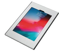 Vogel's TabLock sikkerhedsholder til Samsung Galaxy Tab S6 med aktiv skærm, der viser klokken og datoen, i en tæt beskæring.