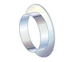 Metalbestos murbøsning til 230 mm skorsten med bred, rund flange i blankt metal, set skråt forfra.