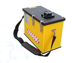 Kompakt gul industristøvsuger, Ronda Mini-Vac klasse H, med sort top og skulderrem. Leveres klar til brug.