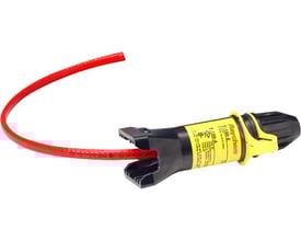 Raychem universal afslutningssæt E-100-E monteret på et rødt varmekabel på en hvid baggrund, viser tilslutningsmekanismen.