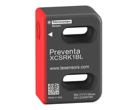Telemecanique Sensors Preventa XCSRK1BL RFID-sikkerhedsaktuator i sort og rød, set skråt forfra med to monteringsåbninger.