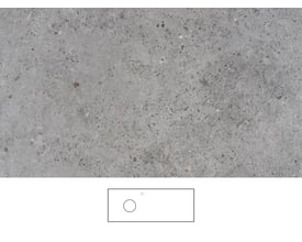 Grå Svedbergs Kalk-bordplade på 121 x 46 cm med stenmønstret overflade og en tegning af bordpladen med udskæring og armaturhul.