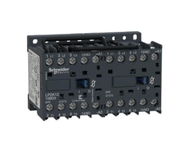 Schneider Electric TeSys K serie reversibel kontaktor, 12A, 2x3P+1NO, 24VDC, med tydelige mærkninger og skrueterminaler.