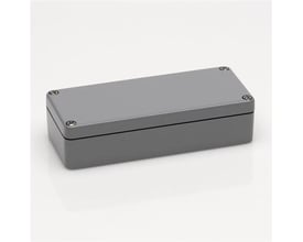 Bernstein montagekasse CA-330 i sølvgrå aluminium, 560x160x90 mm, med synlige rustfrie skruer på låget.