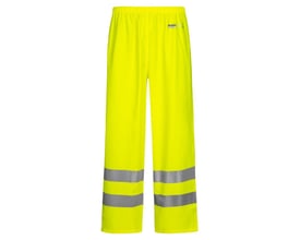 Nærbillede af Lyngsøe Rainwear regnbuksernes logo på hoften, som viser produktets mærke og kvalitet.