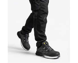 Activewear Knox 5100 sikkerhedssko i størrelse 44 ses på fødder, med sort og gråt design og FitGo-lukning.
