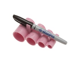 Conex MaxiPro indstiksmåler i lyserød plast med forskellige rørdimensioner og en sort markeringspen.