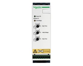 Nærbillede af Schneider Electric Altistart 01 softstarterens frontpanel med indstillingsknapper til starttid, initialspænding og stoptid.