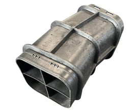 Uni-Seals Quattro kabelkanalbøjning 15GR i metallisk finish, set skråt med den åbne, opdelte kanalende forrest.