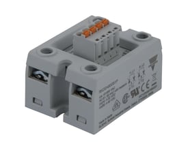 Carlo Gavazzi 2-polet solid state-relæ med gråt hus og orange terminalblok, set skråt forfra.