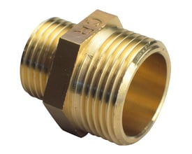 Ezze brystnippel i afzinket messing med en udvendig gevind på 1.1/2" og 3/4" med synlige gevinddetaljer.