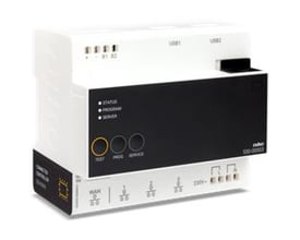 Niko Home Control II controller 550-00003 i hvid plast med et sort frontpanel med knapper og indikatorlys, set fra siden og let skråt.